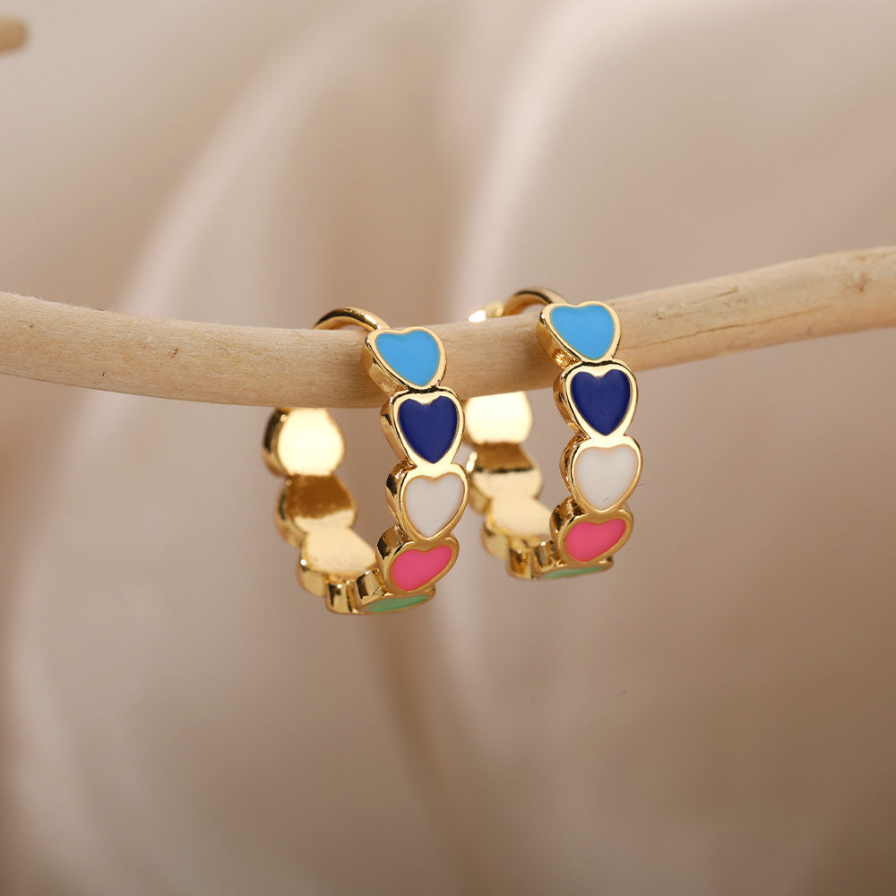 Aretes Minimalistas de Corazones Multicolor en Oro