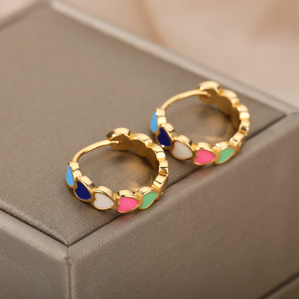 Aretes Minimalistas de Corazones Multicolor en Oro