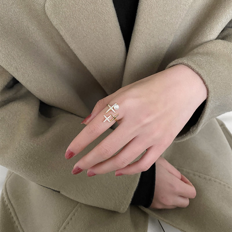 Anillo Ajustable de Estrella Dorada y Perla