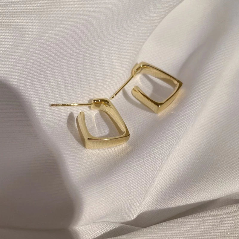 Aretes Minimalistas Geométricos de Aro en Oro