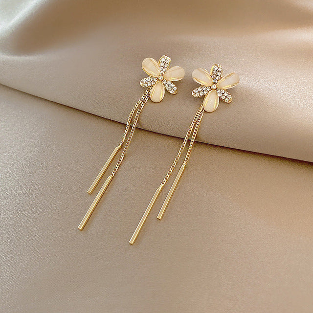Aretes Colgantes de Flor Silvestre con Cristales en Oro