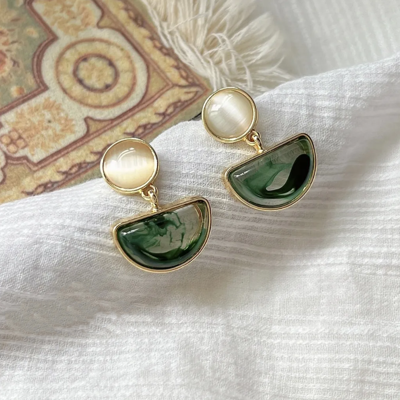 Elegantes Aretes de Piedra Verde Pulida