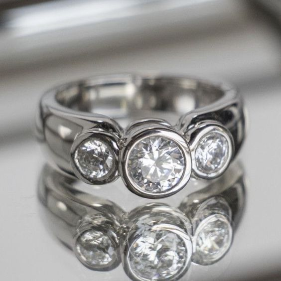 Anillo Dorado con Triple Circonita Vintage
