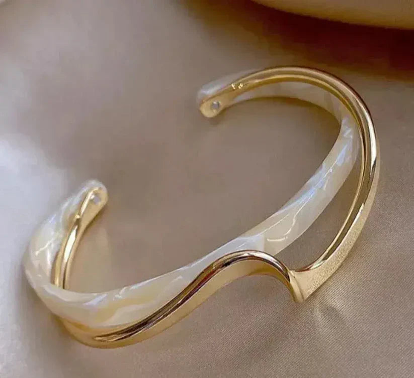 1+1 Offer: White Opal Golden Bracelet + Black Pearl Earrings