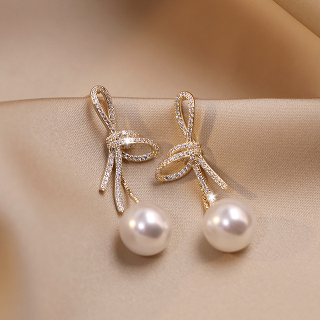 Pearl Earrings With Shiny Bow in Gold