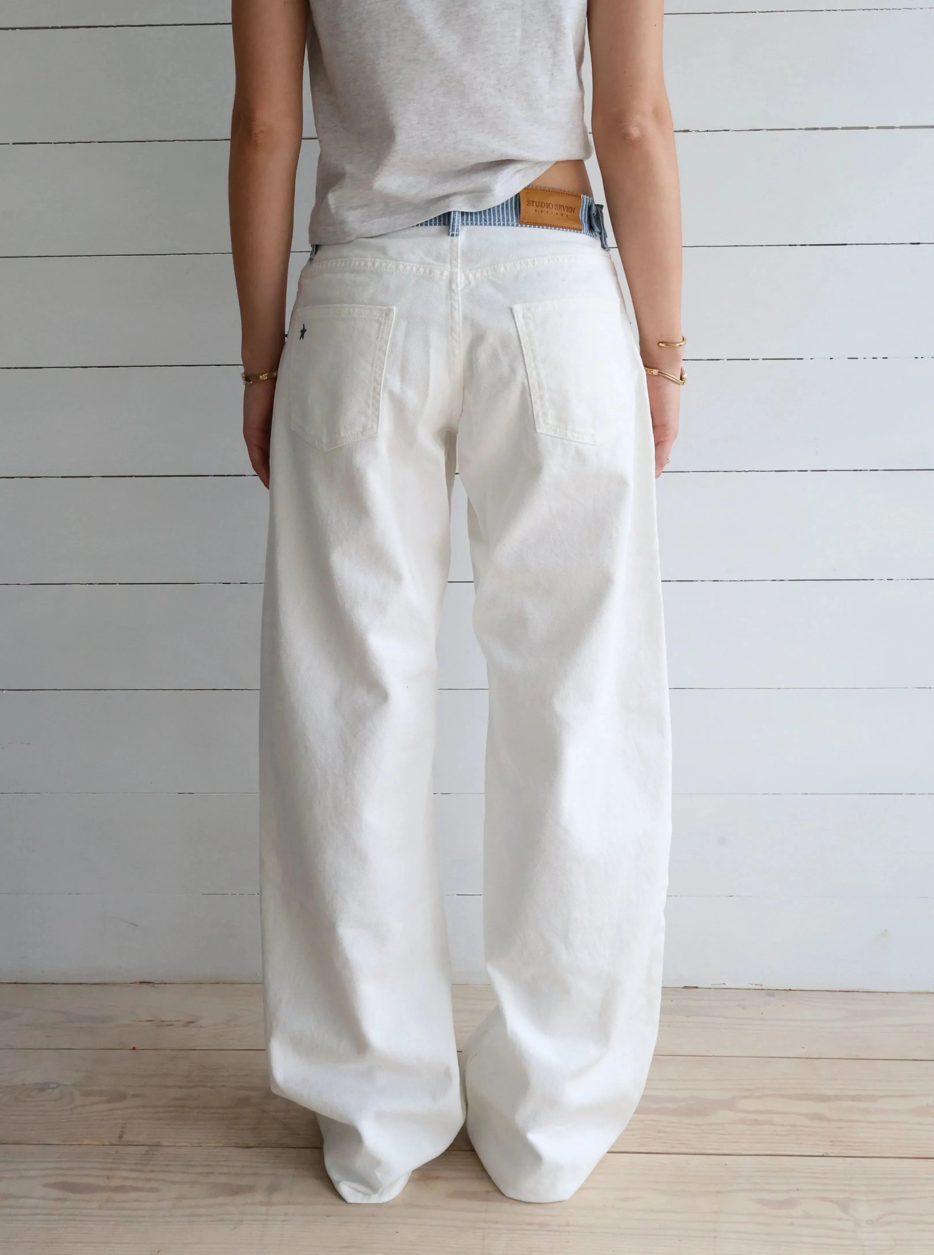 Effortlessly Elegant Garment with a Timeless Design