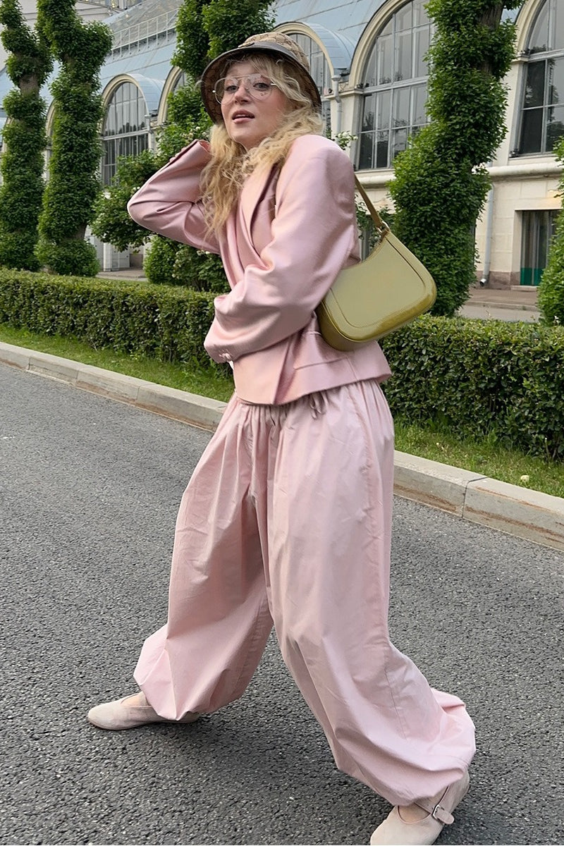 Effortlessly Elegant Pants with a Timeless Design