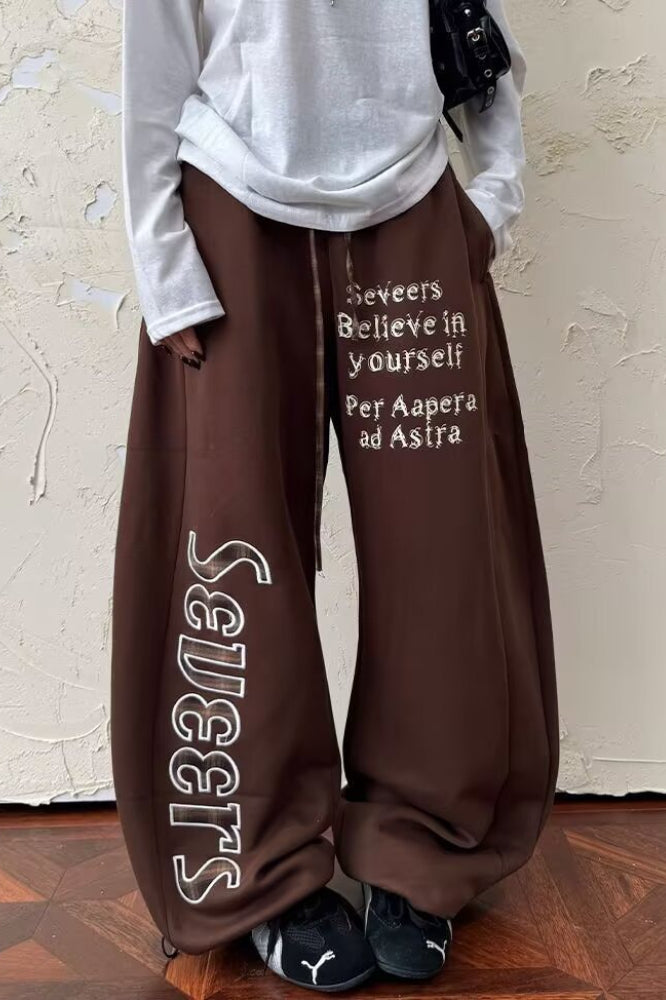 Effortlessly Elegant Pants with a Timeless Design