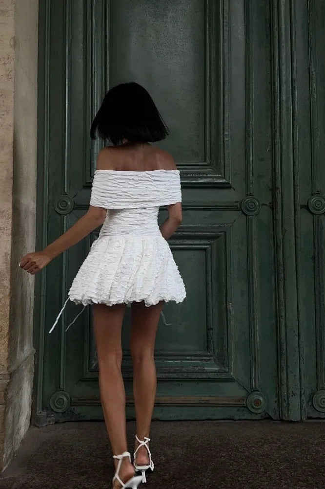 Effortlessly Elegant Dress with a Timeless Design