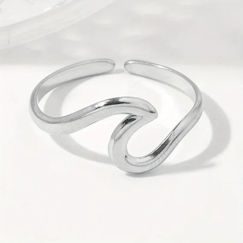 Adjustable Ring With Wave Design in Gold