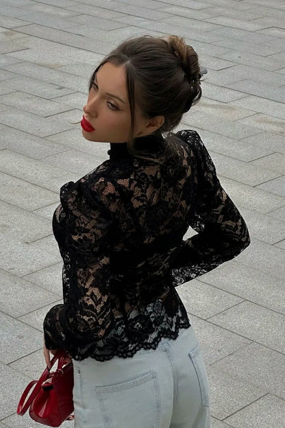 Effortlessly Elegant Blouse with a Timeless Design