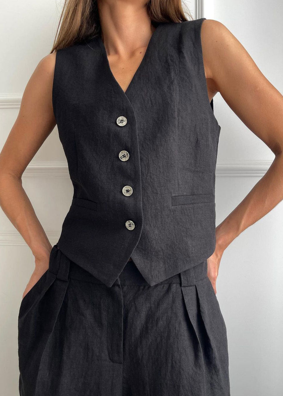 Effortlessly Elegant Pants with a Timeless Design