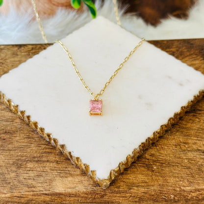 Collar con colgante talla esmeralda