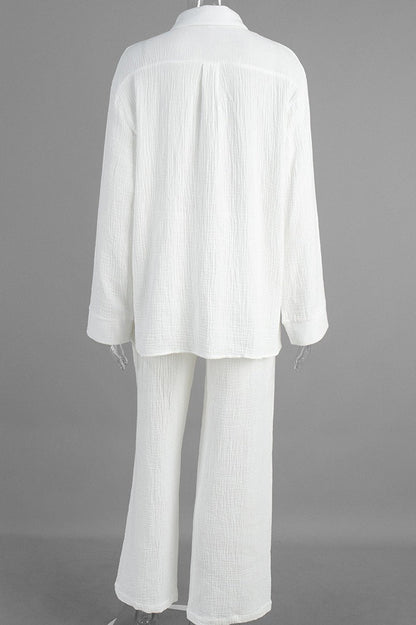 Effortlessly Elegant Pants with a Timeless Design