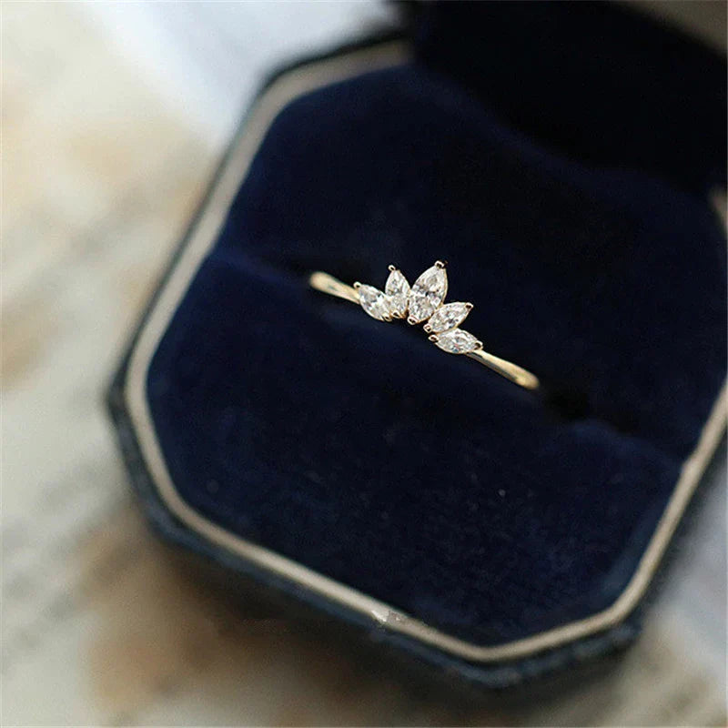 Anillo Exclusivo de Corona de Cristal de Oro