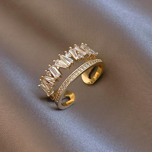Anillo de Lujo con Apertura de Circonita en Oro