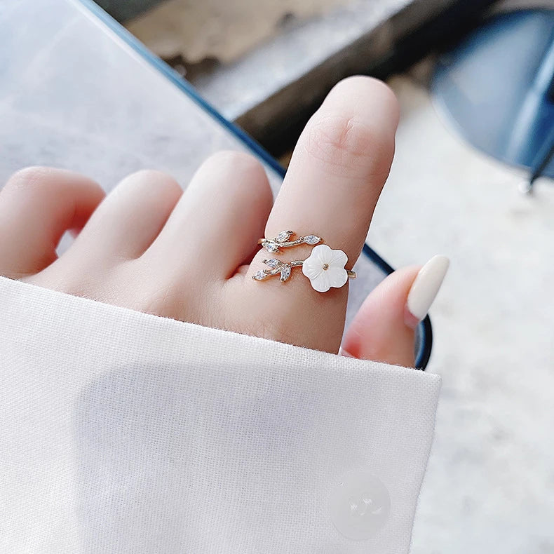 Anillo Ajustable Flor Silvestre con Circonitas en Oro