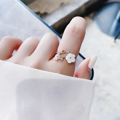 Anillo Ajustable Flor Silvestre con Circonitas en Oro