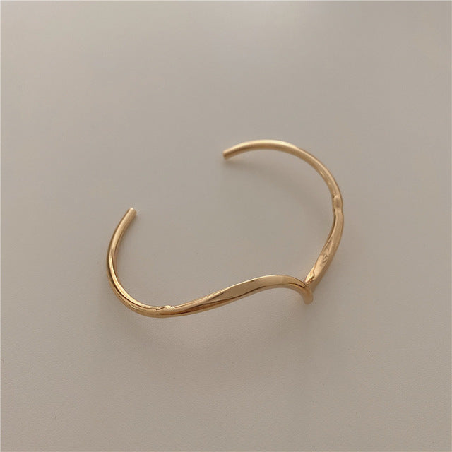 Brazalete Minimalista Abierto en Oro