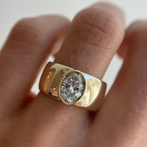 Ring With Inlaid Zirconia in Gold