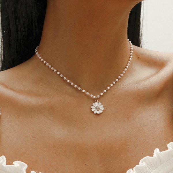 Daisy With Pearls Pendant