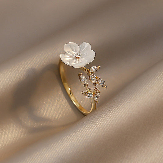 Anillo Ajustable Flor de Concha Blanca