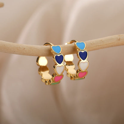 Aretes Minimalistas de Corazones Multicolor en Oro
