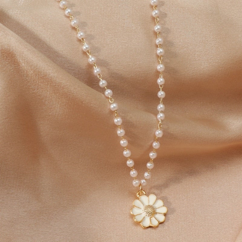 Daisy With Pearls Pendant