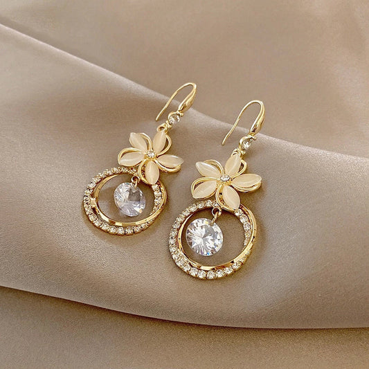 Aretes Colgantes Flor de Circonio de Cristal en Oro