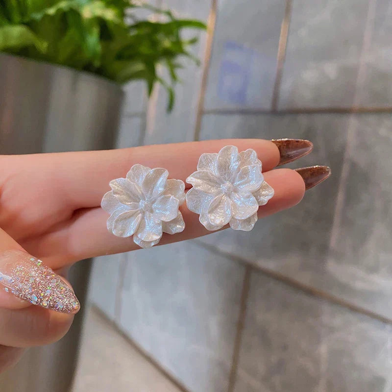 Aretes de Tuerca con Flor Blanca en Plata