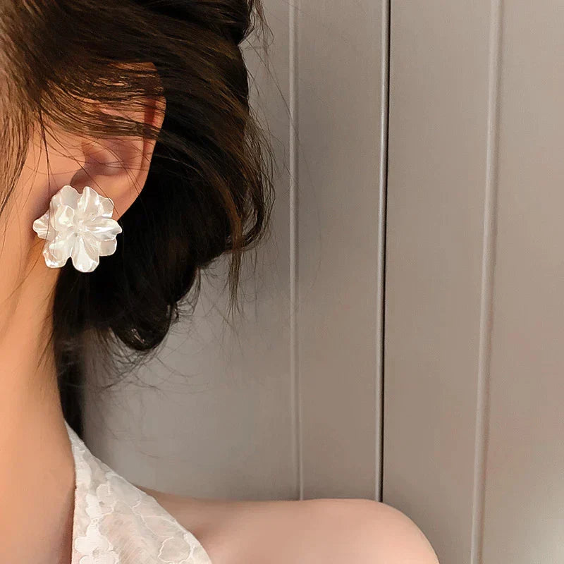 Aretes de Tuerca con Flor Blanca en Plata