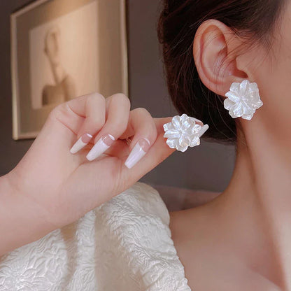Aretes de Tuerca con Flor Blanca en Plata