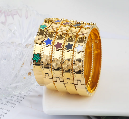 Primera Calidad Brazalete de Flores en Oro 18k