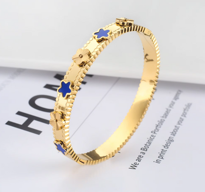 Primera Calidad Brazalete de Flores en Oro 18k