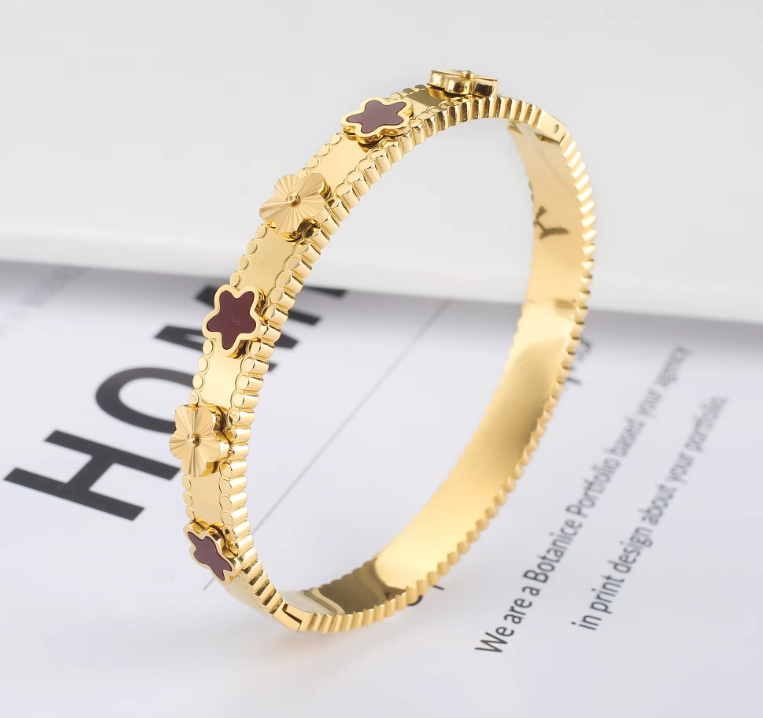 Primera Calidad Brazalete de Flores en Oro 18k