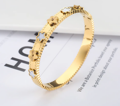 Primera Calidad Brazalete de Flores en Oro 18k