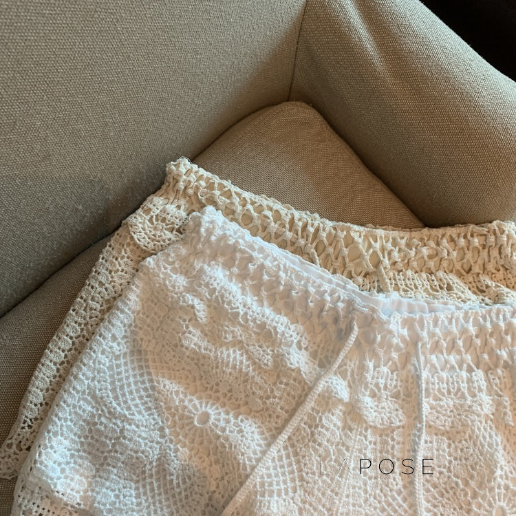Effortlessly Elegant Pants with a Timeless Design