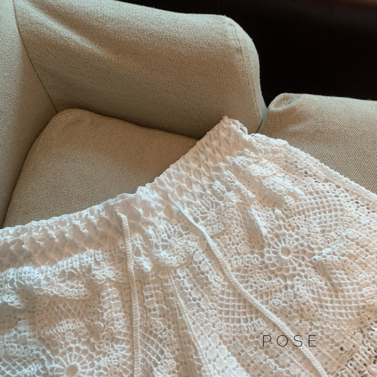 Effortlessly Elegant Pants with a Timeless Design