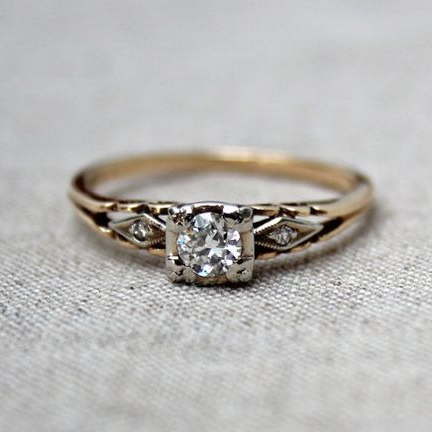 Ring With Zirconia in Gold