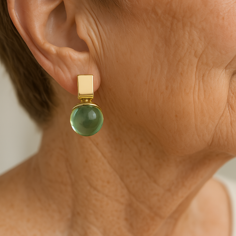 Earrings With Green Crystal in Gold.