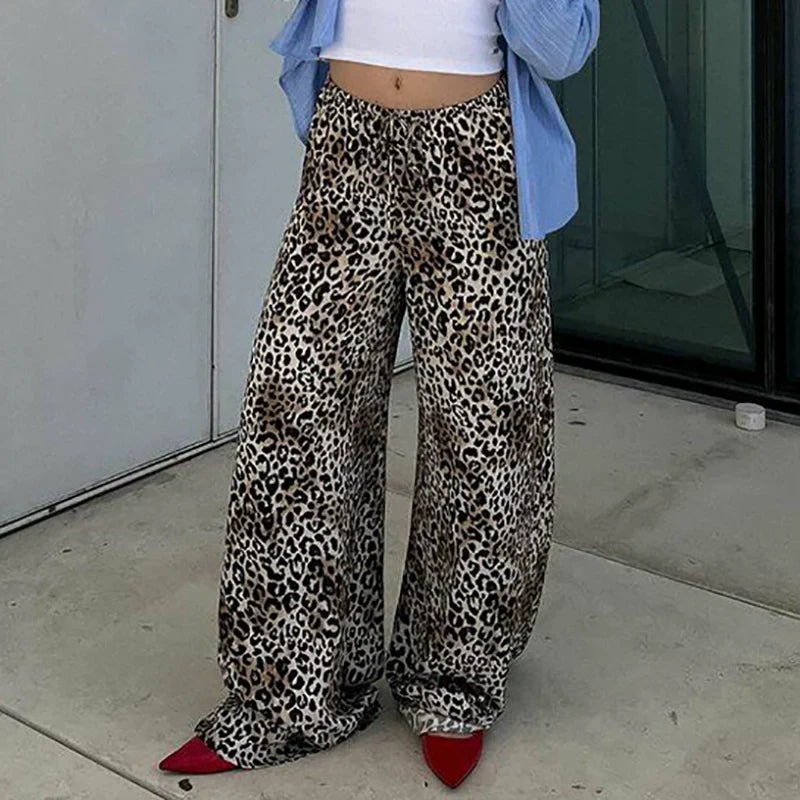 Effortlessly Elegant Pants with a Timeless Design
