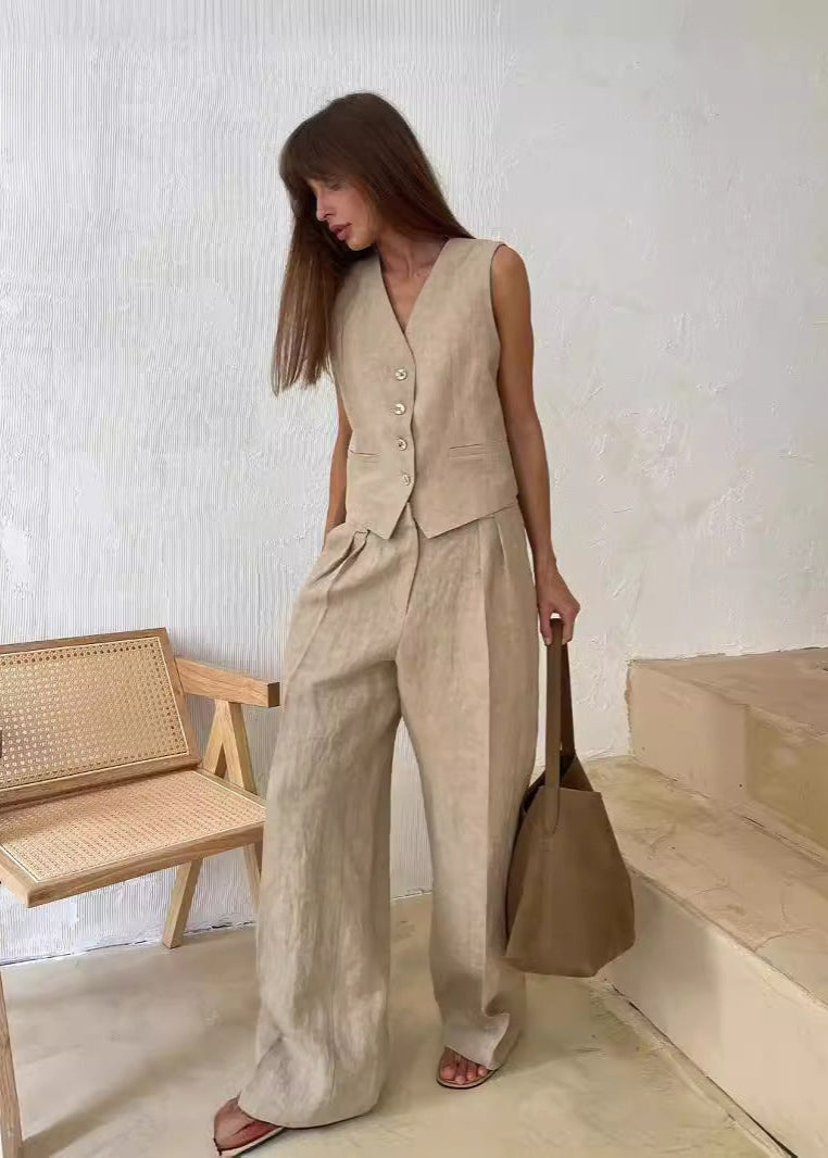 Effortlessly Elegant Pants with a Timeless Design