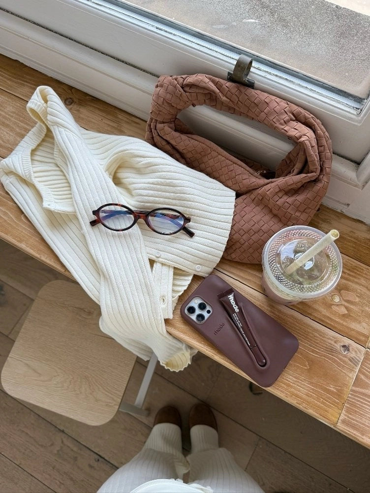 Effortlessly Elegant Pants with a Timeless Design