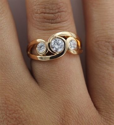 Inlaid Zirconia Spiral Gold Ring