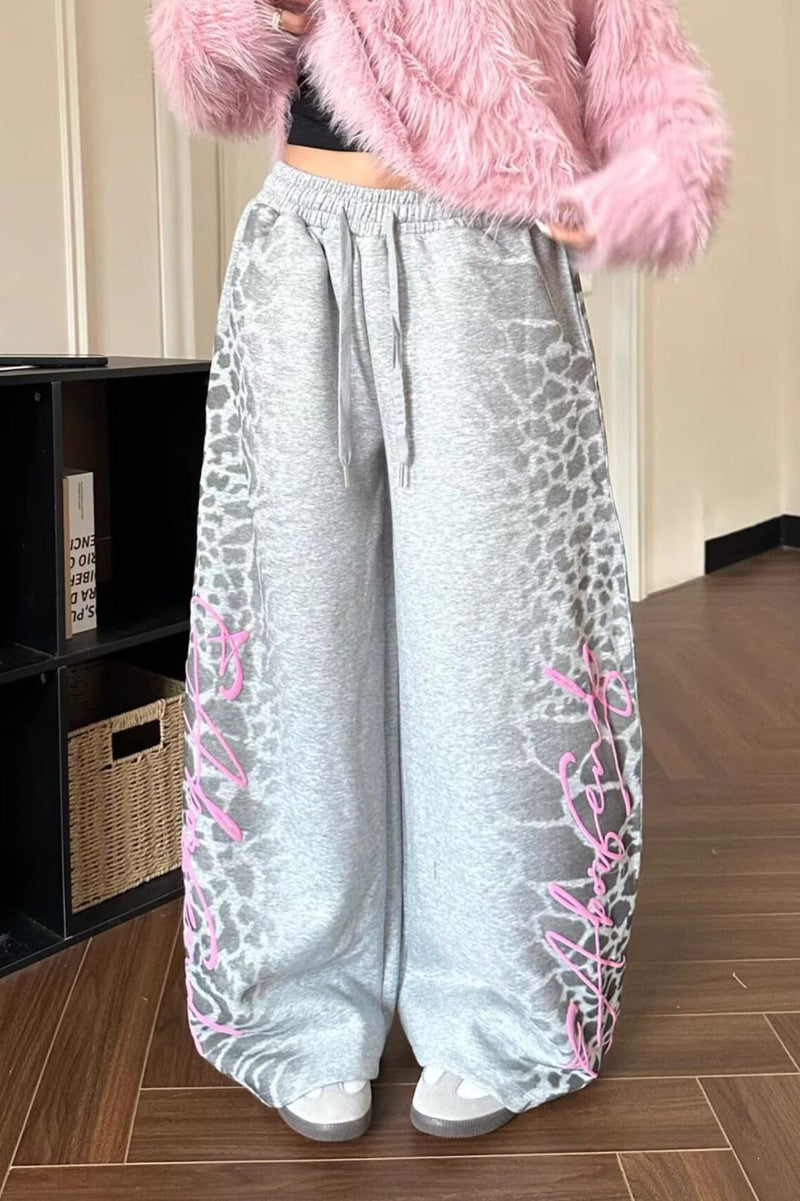 Effortlessly Elegant Pants with a Timeless Design