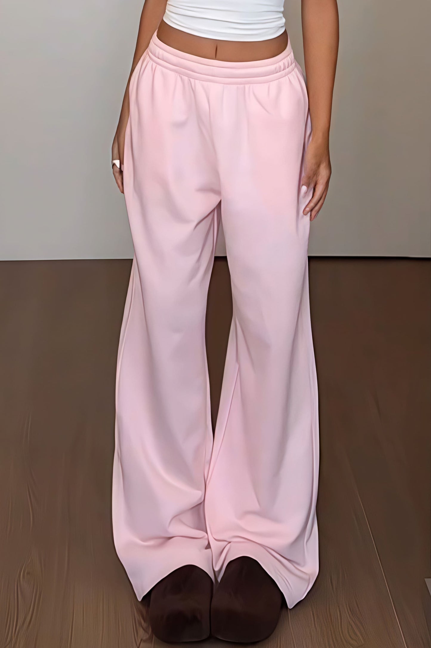 Effortlessly Elegant Pants with a Timeless Design
