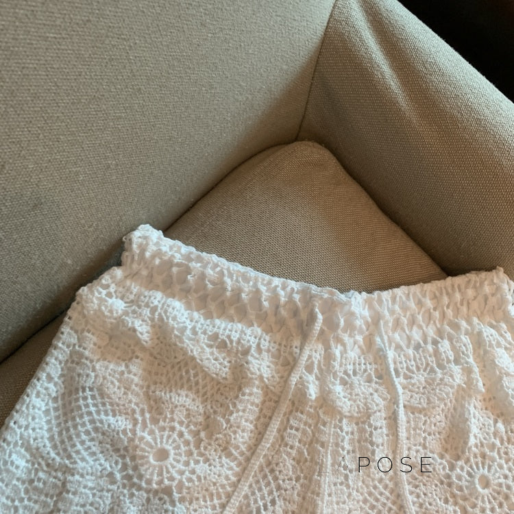 Effortlessly Elegant Pants with a Timeless Design